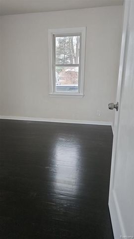 590 E Madison Avenue, Pontiac, MI 48340