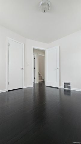 590 E Madison Avenue, Pontiac, MI 48340