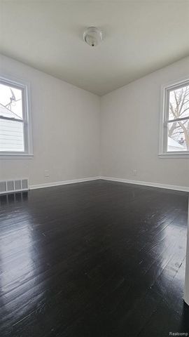 590 E Madison Avenue, Pontiac, MI 48340