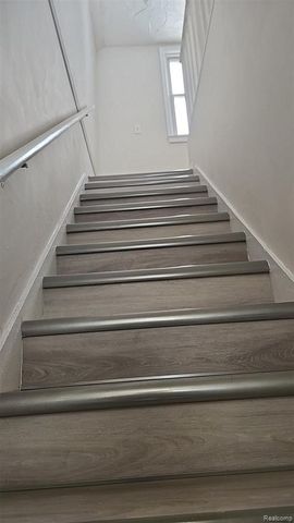 590 E Madison Avenue, Pontiac, MI 48340