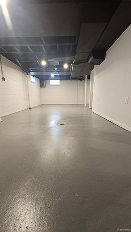 590 E Madison Avenue, Pontiac, MI 48340