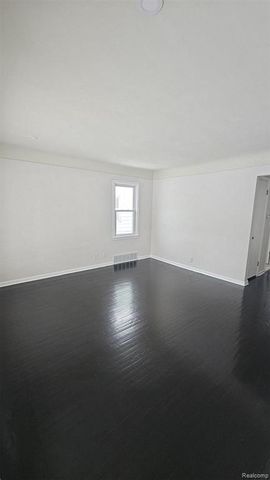 590 E Madison Avenue, Pontiac, MI 48340