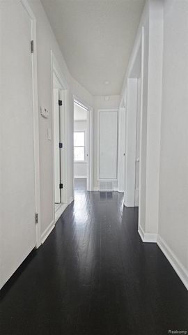 590 E Madison Avenue, Pontiac, MI 48340