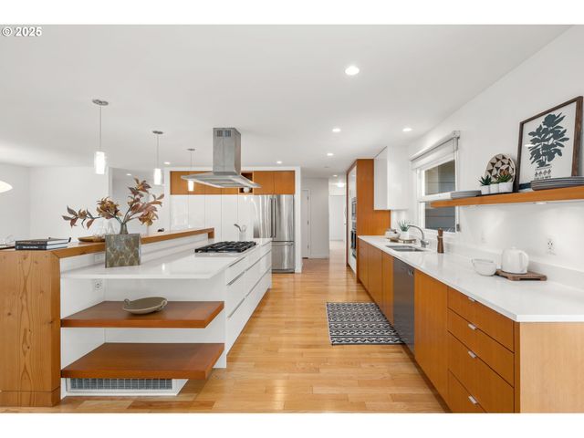 4045 Sw JERALD Ct, Portland, OR 97221
