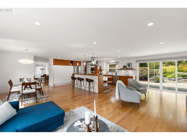 4045 Sw JERALD Ct, Portland, OR 97221