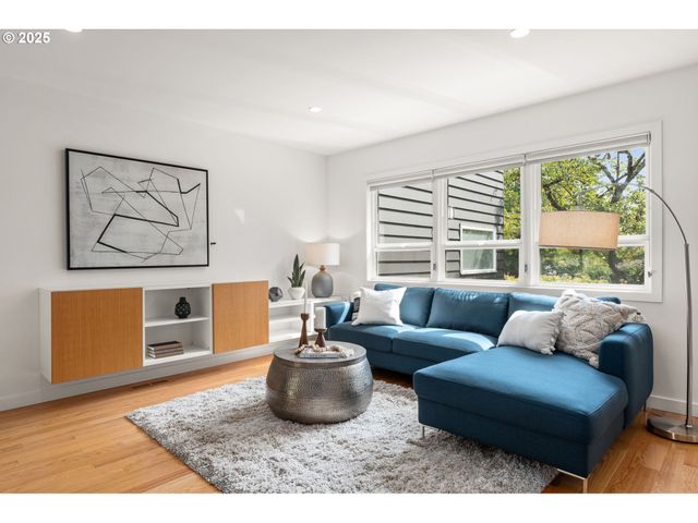 4045 Sw JERALD Ct, Portland, OR 97221