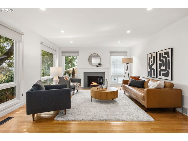 4045 Sw JERALD Ct, Portland, OR 97221
