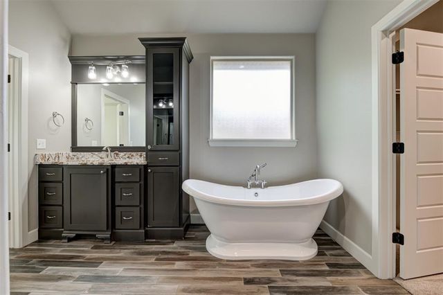 3904 Bridge Wood Lane, Oklahoma City, OK 73179