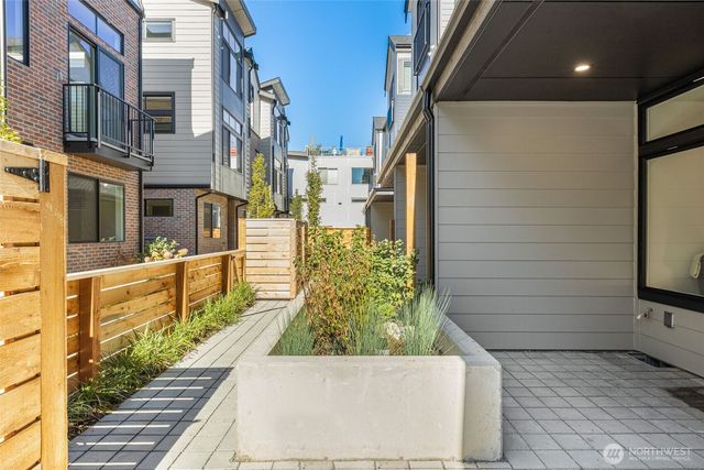 8333 E 12th Avenue NW, Seattle, WA 98117