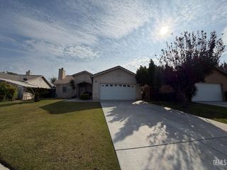 3711 Amherst Forest Road, Bakersfield, CA 93313