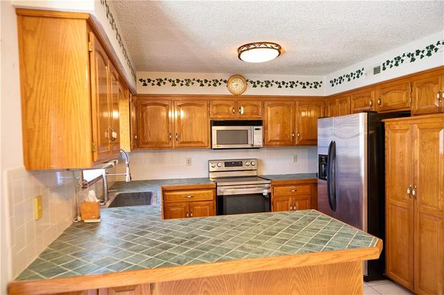 616 NE Michael Drive, Lee's Summit, MO 64086