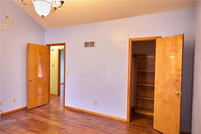 616 NE Michael Drive, Lee's Summit, MO 64086