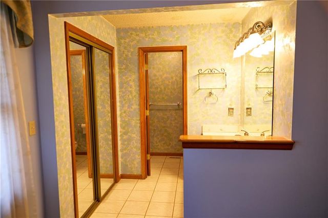 616 NE Michael Drive, Lee's Summit, MO 64086