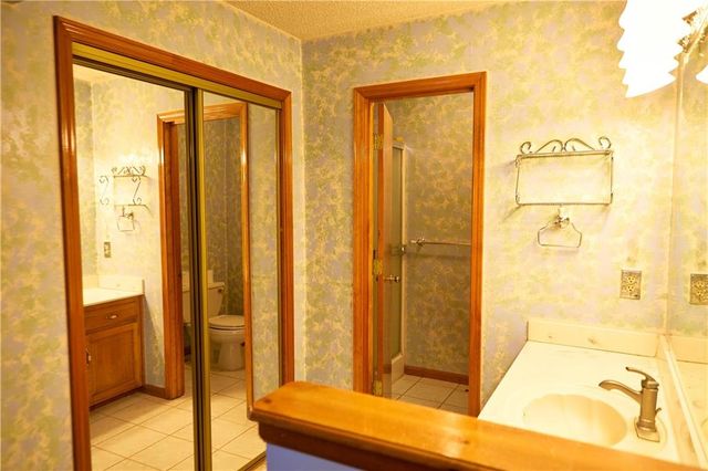 616 NE Michael Drive, Lee's Summit, MO 64086