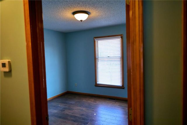 616 NE Michael Drive, Lee's Summit, MO 64086