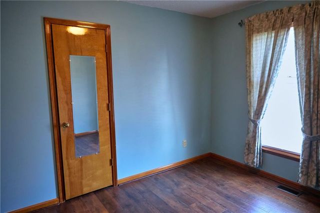 616 NE Michael Drive, Lee's Summit, MO 64086