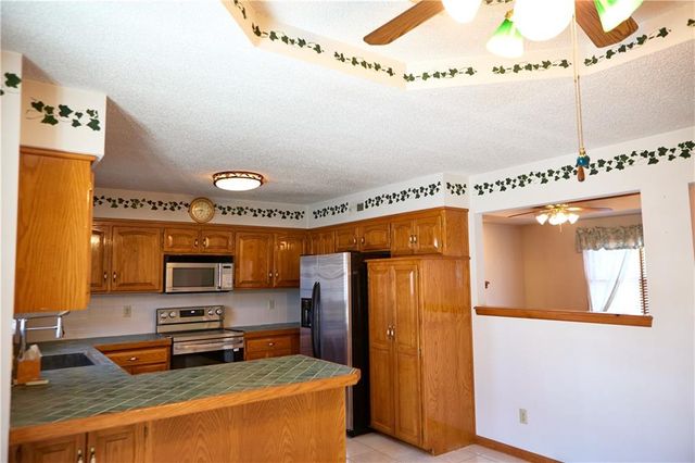 616 NE Michael Drive, Lee's Summit, MO 64086