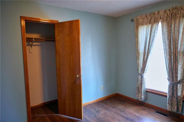 616 NE Michael Drive, Lee's Summit, MO 64086