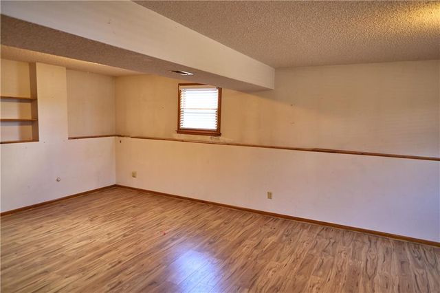 616 NE Michael Drive, Lee's Summit, MO 64086