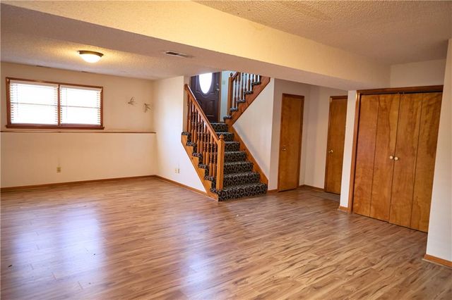 616 NE Michael Drive, Lee's Summit, MO 64086