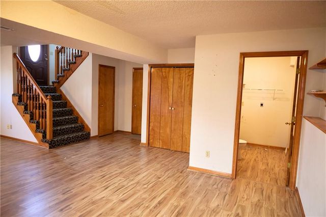 616 NE Michael Drive, Lee's Summit, MO 64086