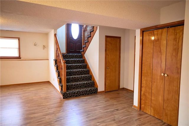 616 NE Michael Drive, Lee's Summit, MO 64086