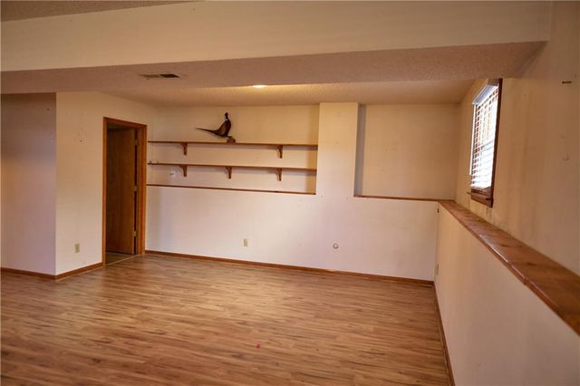 616 NE Michael Drive, Lee's Summit, MO 64086