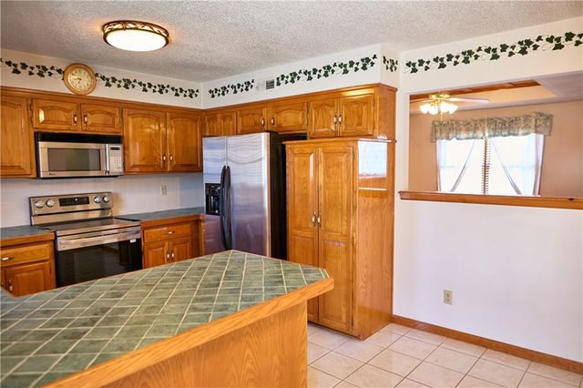 616 NE Michael Drive, Lee's Summit, MO 64086