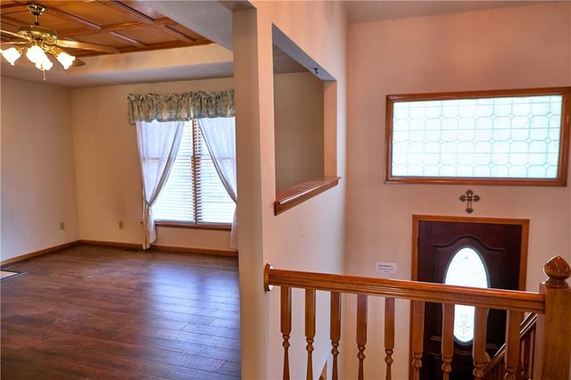 616 NE Michael Drive, Lee's Summit, MO 64086