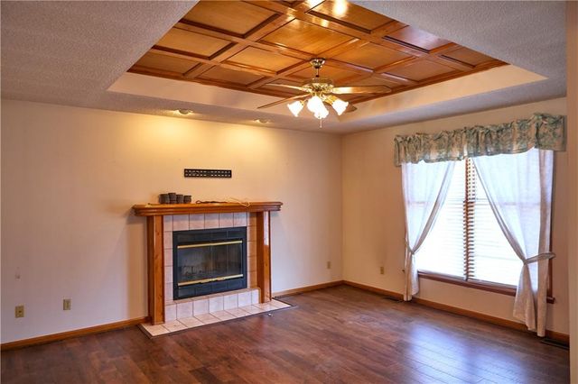 616 NE Michael Drive, Lee's Summit, MO 64086