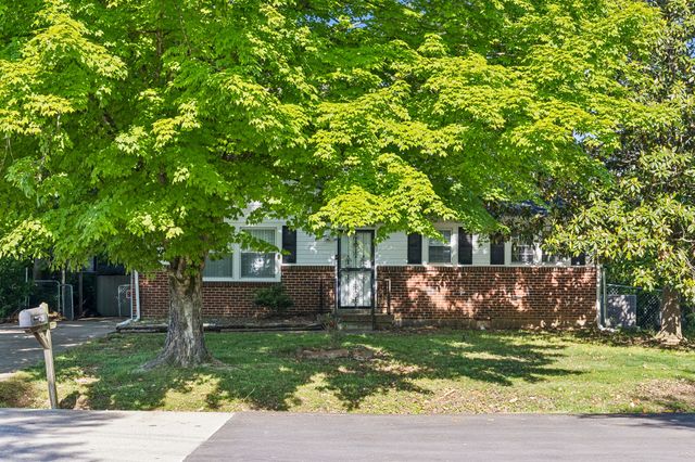 810 Country Club Dr, Clarksville, TN 37043