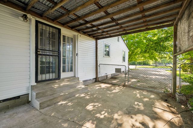 810 Country Club Dr, Clarksville, TN 37043