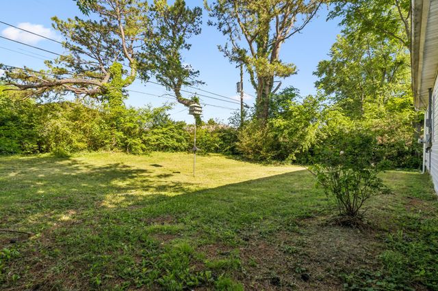 810 Country Club Dr, Clarksville, TN 37043