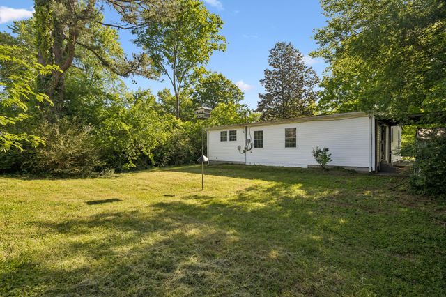 810 Country Club Dr, Clarksville, TN 37043