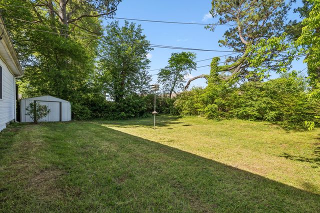 810 Country Club Dr, Clarksville, TN 37043