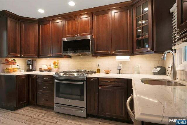 54 Chestnut Avenue, Park Ridge, NJ 07656