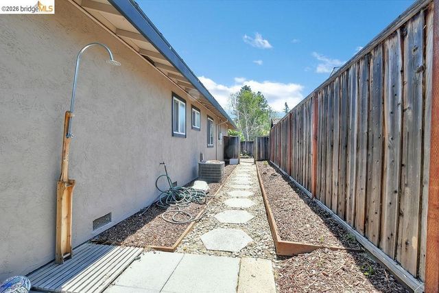1249 Heavenly DR, Martinez, CA 94553
