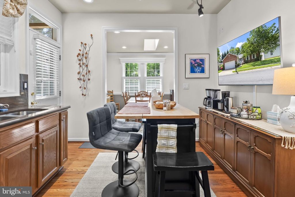 Image 10 of property listing at 847 MISSION VALLEY LN, Annapolis, MD 21401