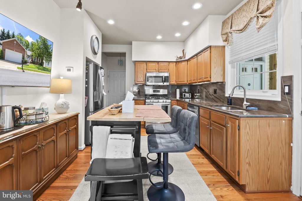 Image 8 of property listing at 847 MISSION VALLEY LN, Annapolis, MD 21401