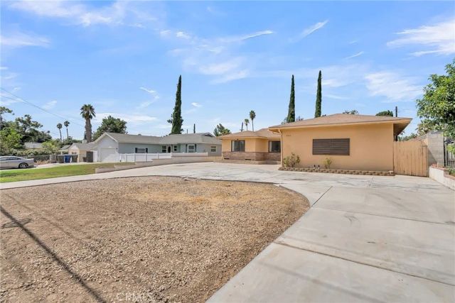 5943 Grand Avenue, Riverside, CA 92504