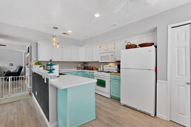 45 Castle Rock Road SE, Rio Rancho, NM 87124