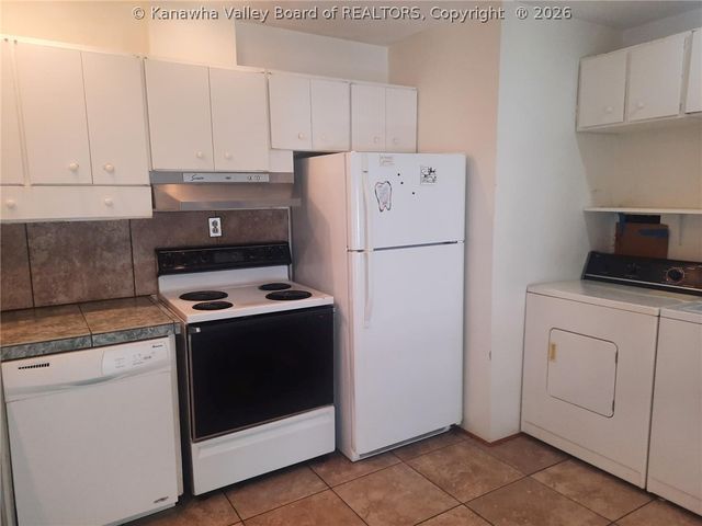 208 Sun Valley Drive, St Albans, WV 25177