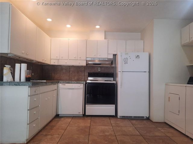 208 Sun Valley Drive, St Albans, WV 25177