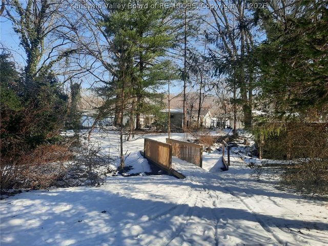 208 Sun Valley Drive, St Albans, WV 25177