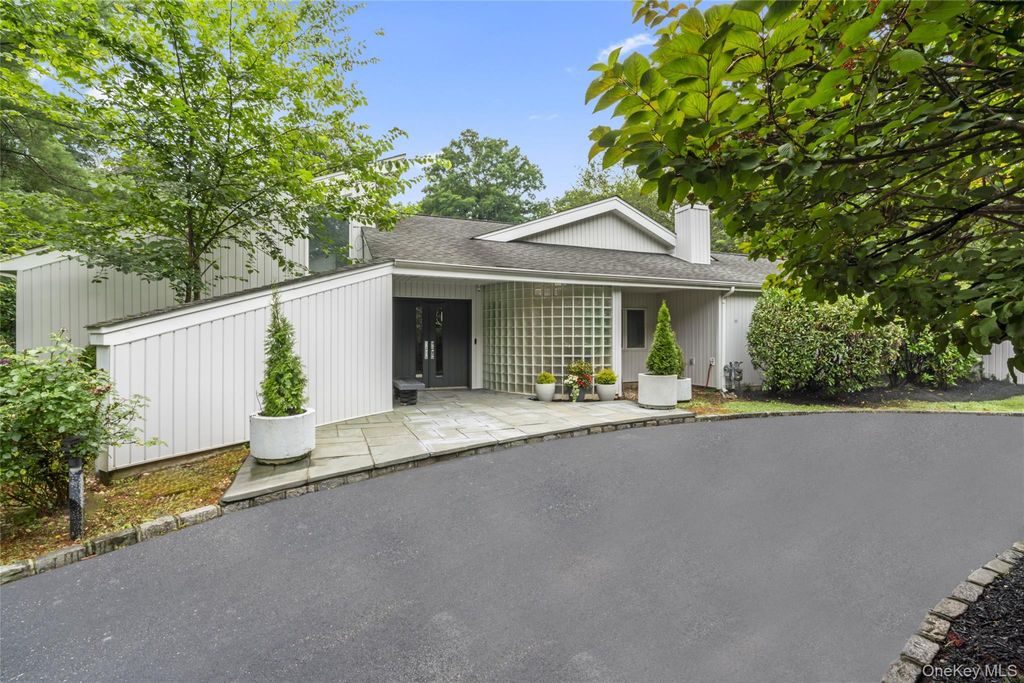 2 Bristol Drive, Woodbury, NY 11797