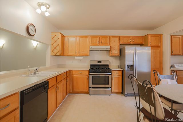 16768 Pearlcreek Court N, Macomb Township, MI 48042