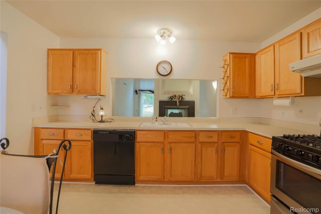 16768 Pearlcreek Court N, Macomb Township, MI 48042