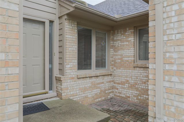 16768 Pearlcreek Court N, Macomb Township, MI 48042