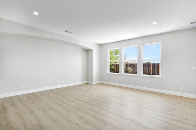 2090 N Delbert Avenue, Fresno, CA 93722