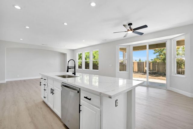 2090 N Delbert Avenue, Fresno, CA 93722